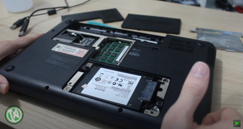 detalhe do SSD da SanDisk e módulos de memória